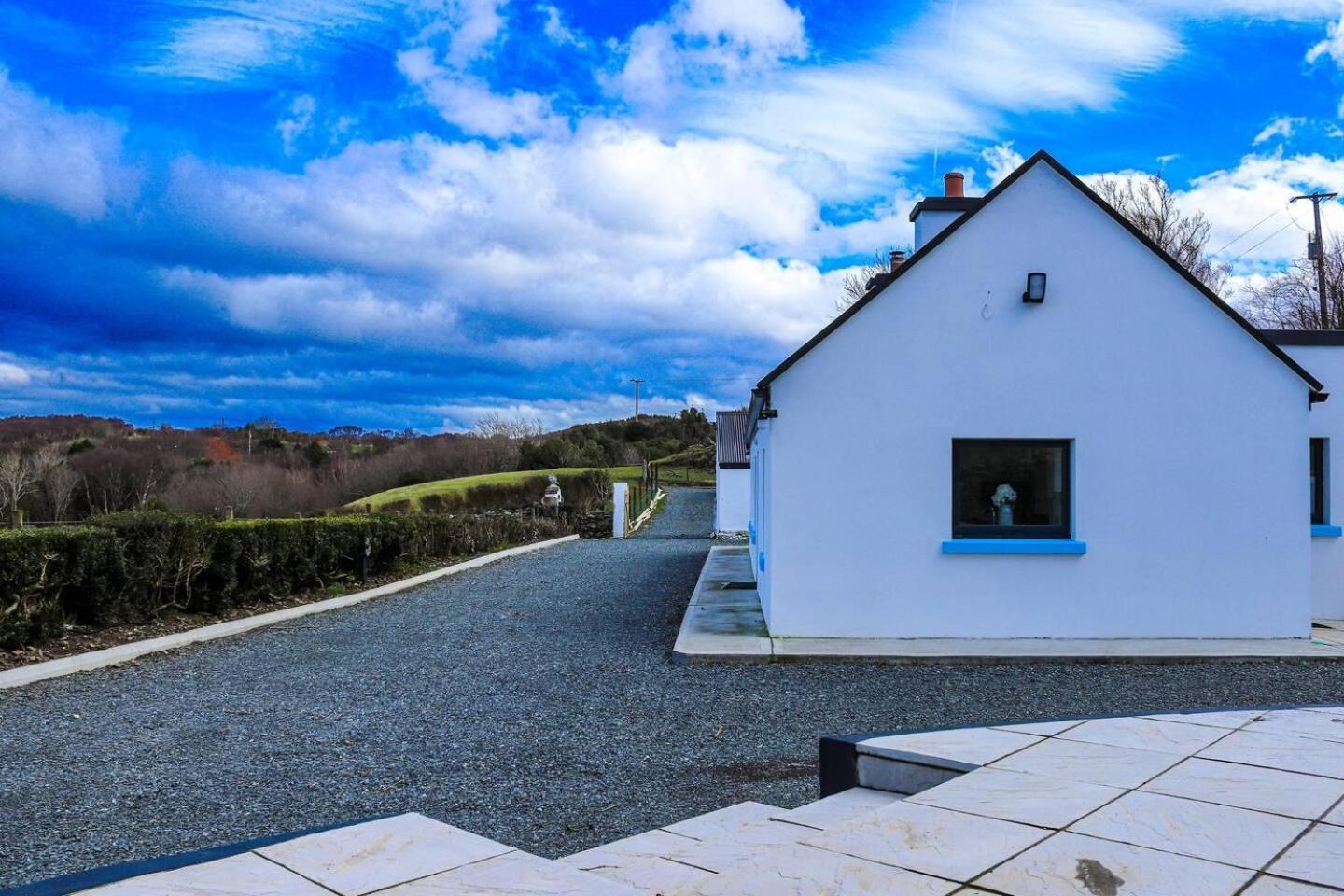 3 Bed Cottage Sleeps 6 - Mountain Views Parking view 3