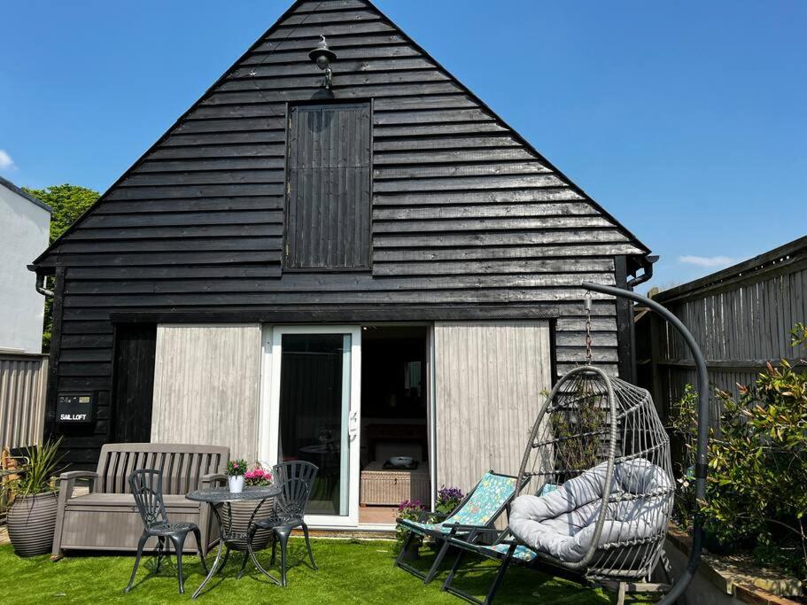 Quirky 1 bedroom barn on the river in Arundel view 5