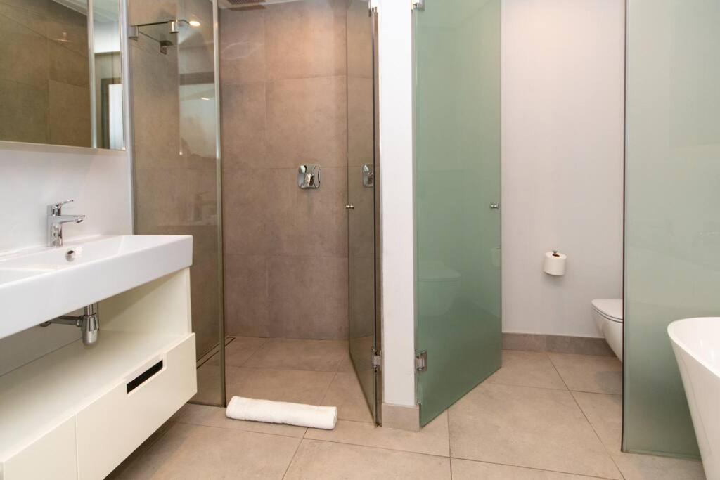 Newly built 2-bedroom in Ten-On-Q view 2