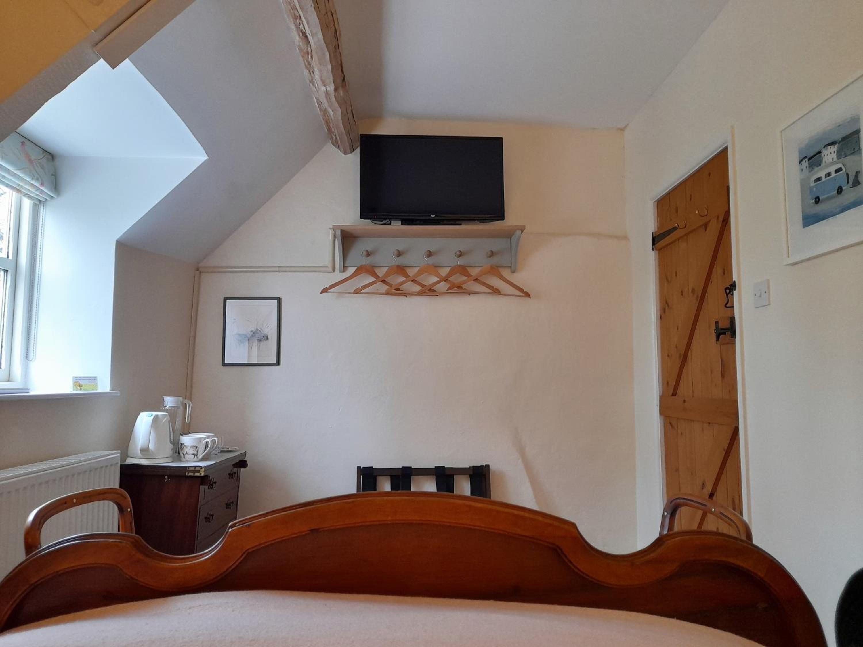 Cotswold Cottage B&B - 5 Minutes Walk to Village Pub view 3
