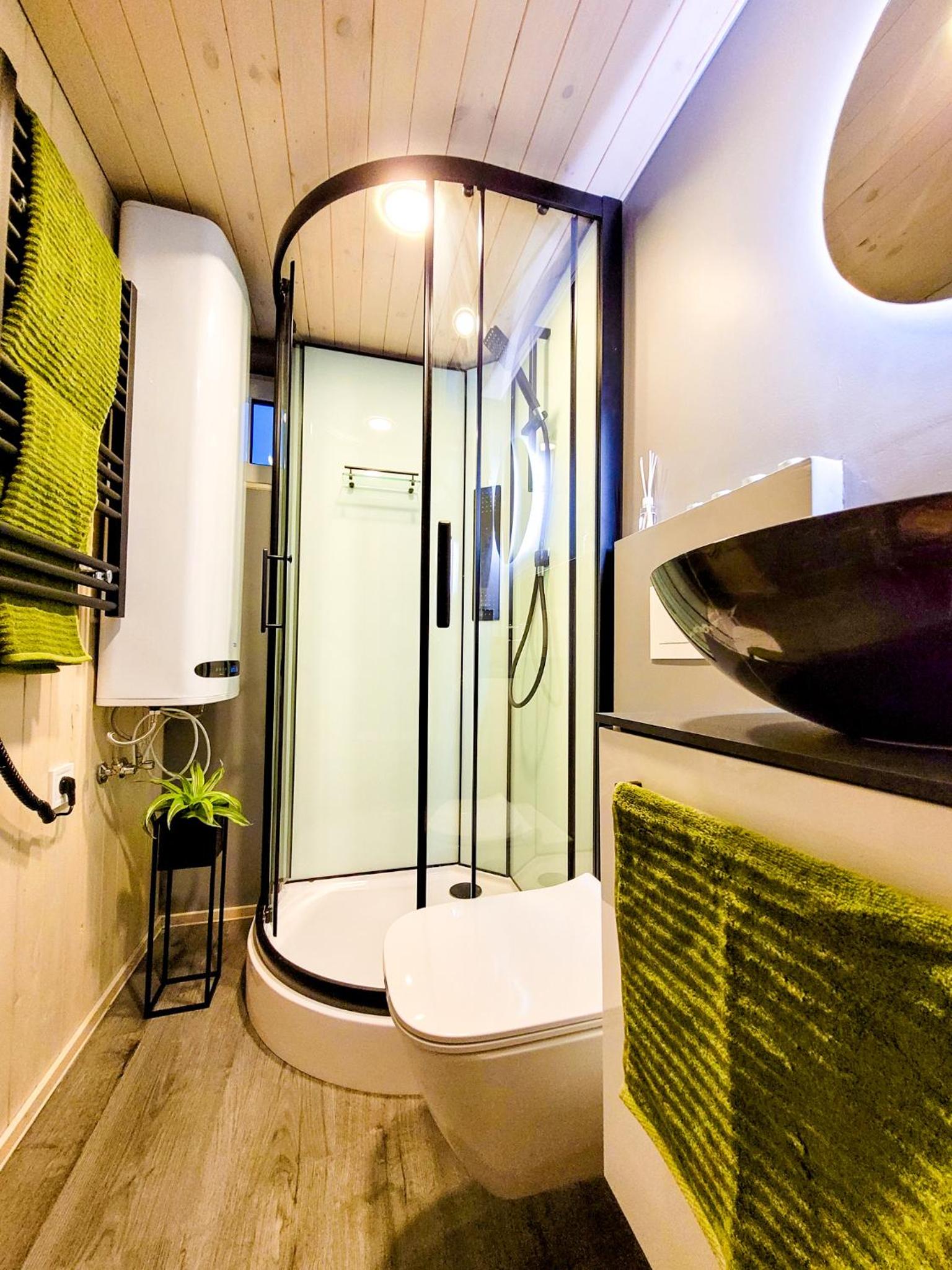 HOLIDAY CABIN 'OAK' with a private hot-tub extra fee view 2