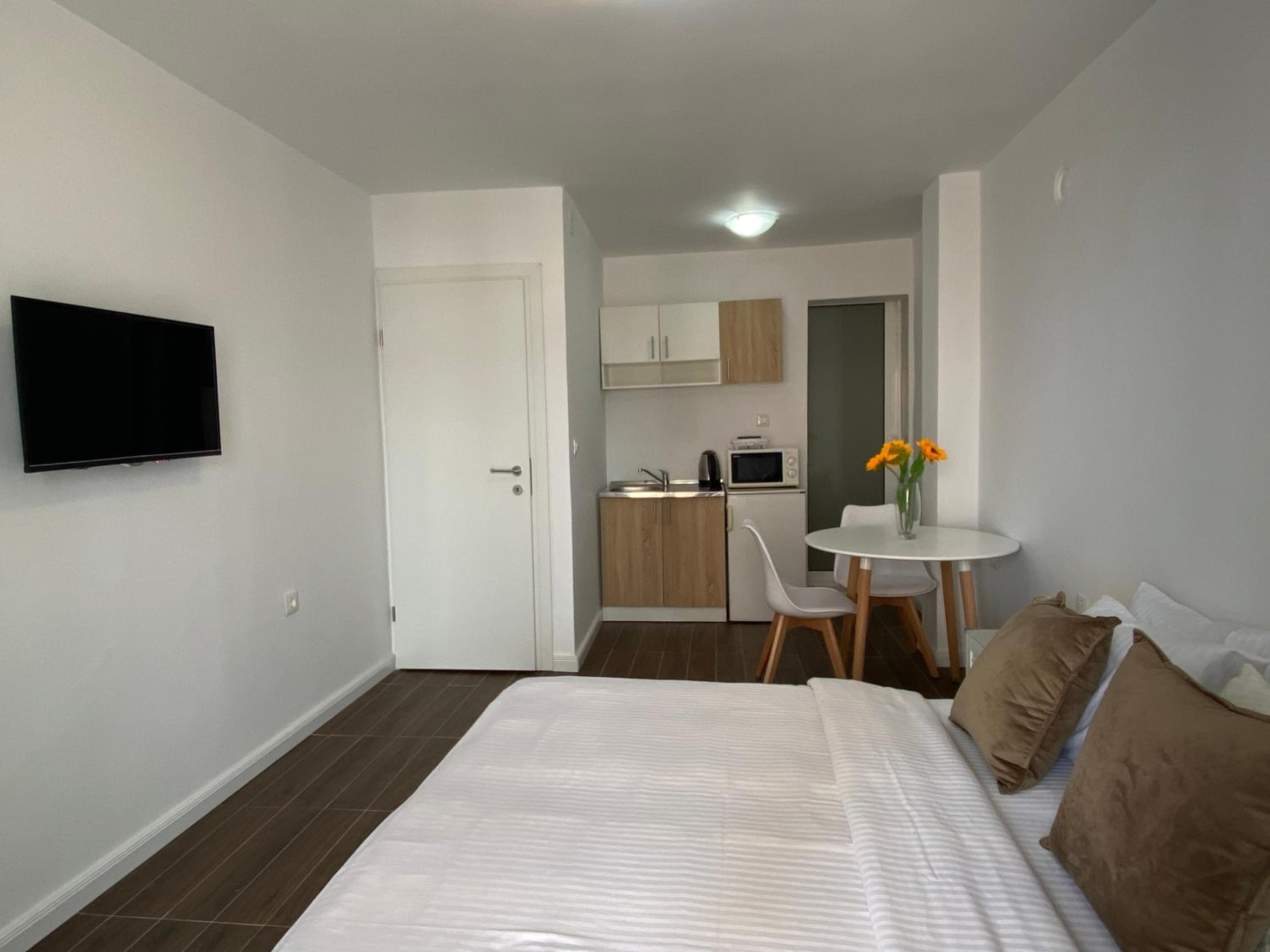 Veselinka Apartments & Rooms view 2