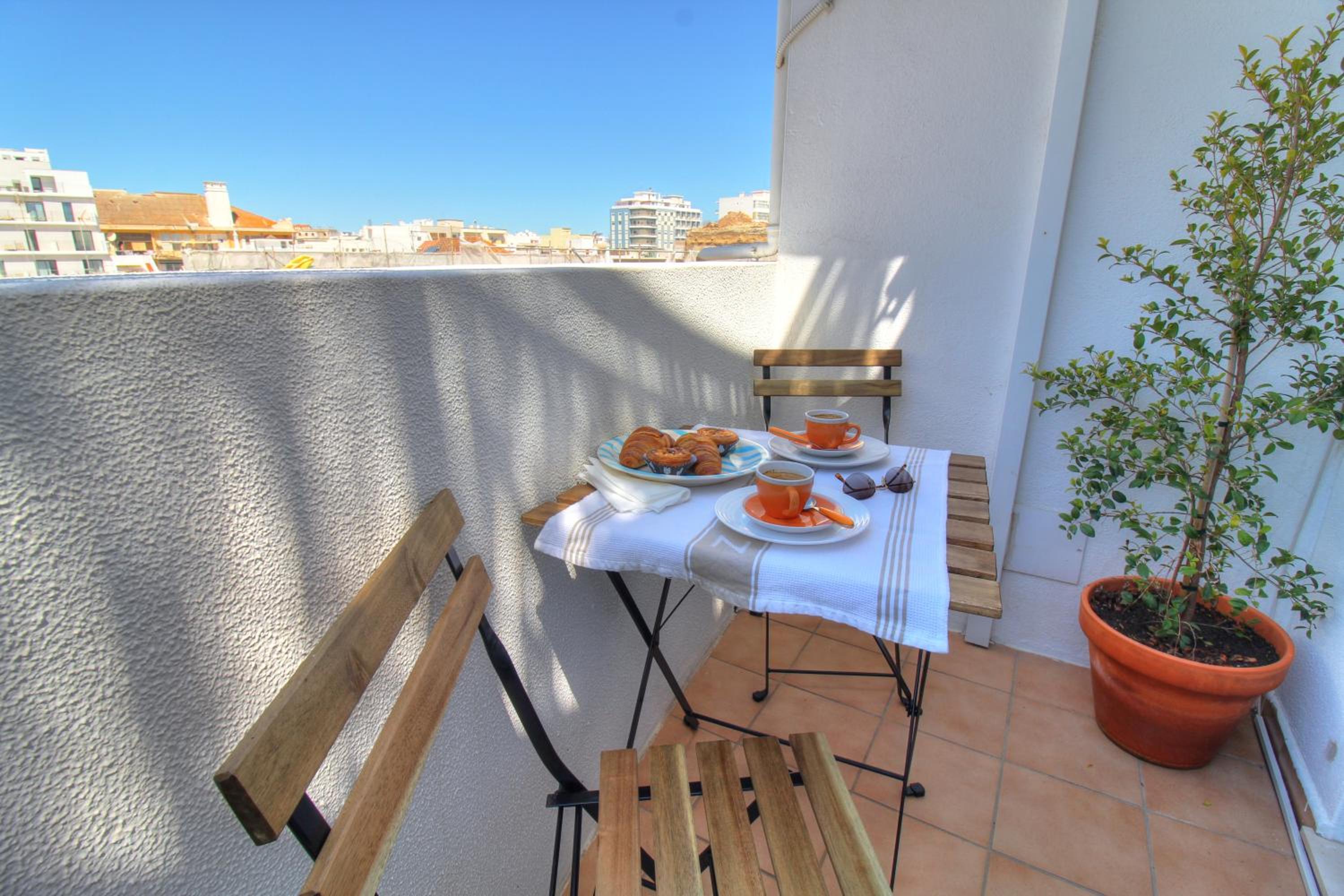 Hotel Center location, AC, swimming pool, and parking - Image 1