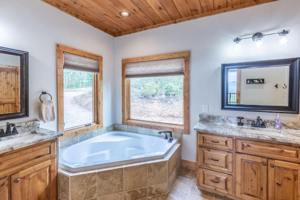 Beary Cozy Cabin! Incredible views, hot tub, games, and more! view 3