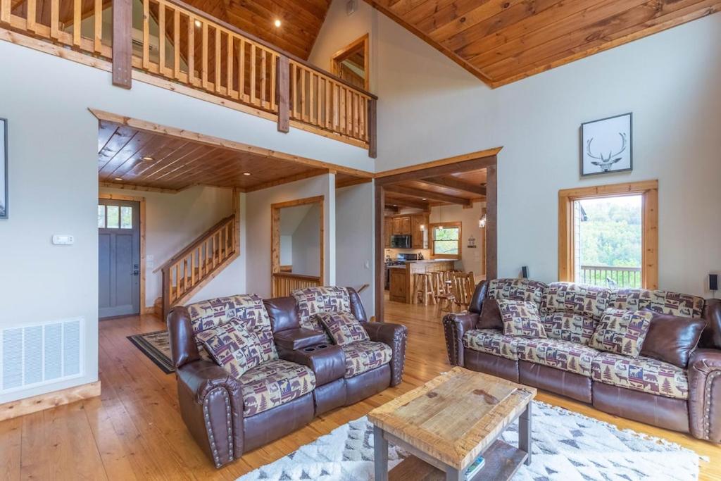 Beary Cozy Cabin! Incredible views, hot tub, games, and more! view 5