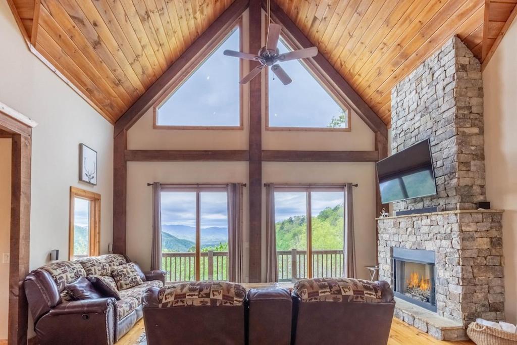Beary Cozy Cabin! Incredible views, hot tub, games, and more! view 4