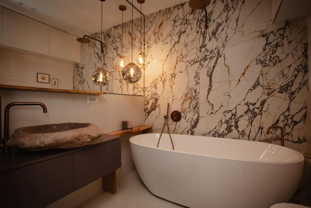 The Luxury Garden Apartment by PikHost