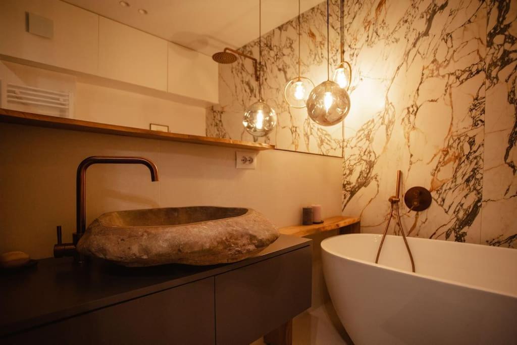The Luxury Garden Apartment by PikHost