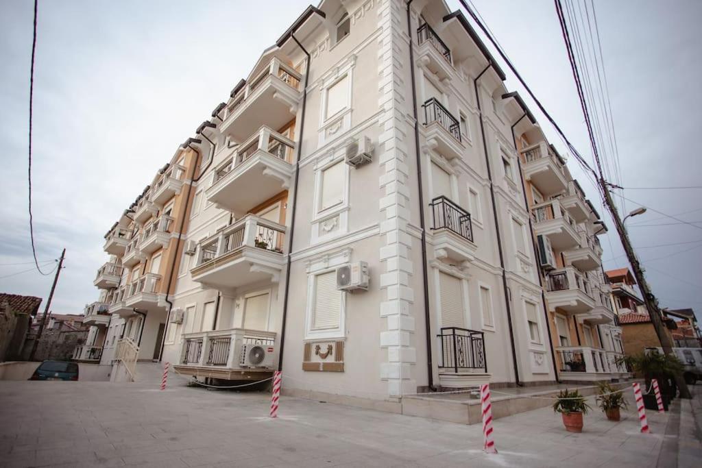 The Luxury Garden Apartment by PikHost