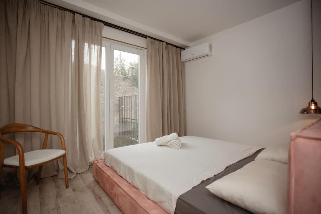 The Luxury Garden Apartment by PikHost