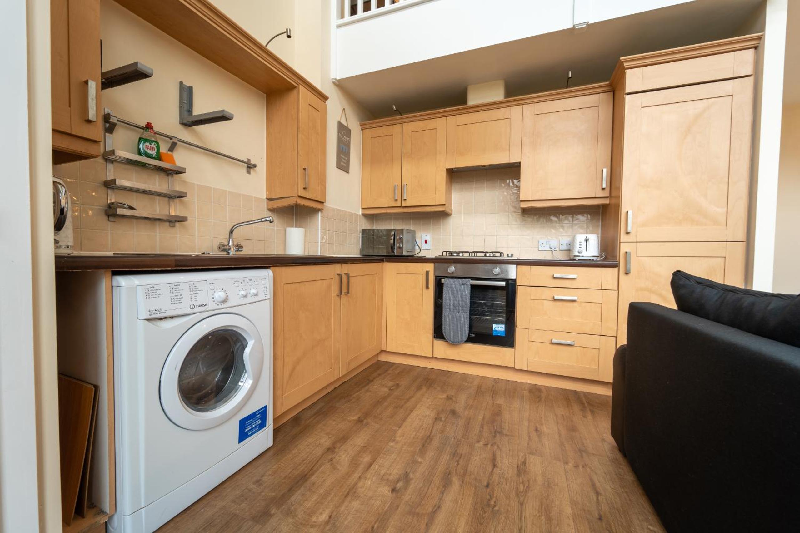 Luxury 2 Bed Apartment – Near Heathrow, Legoland, Windsor Slough view 2