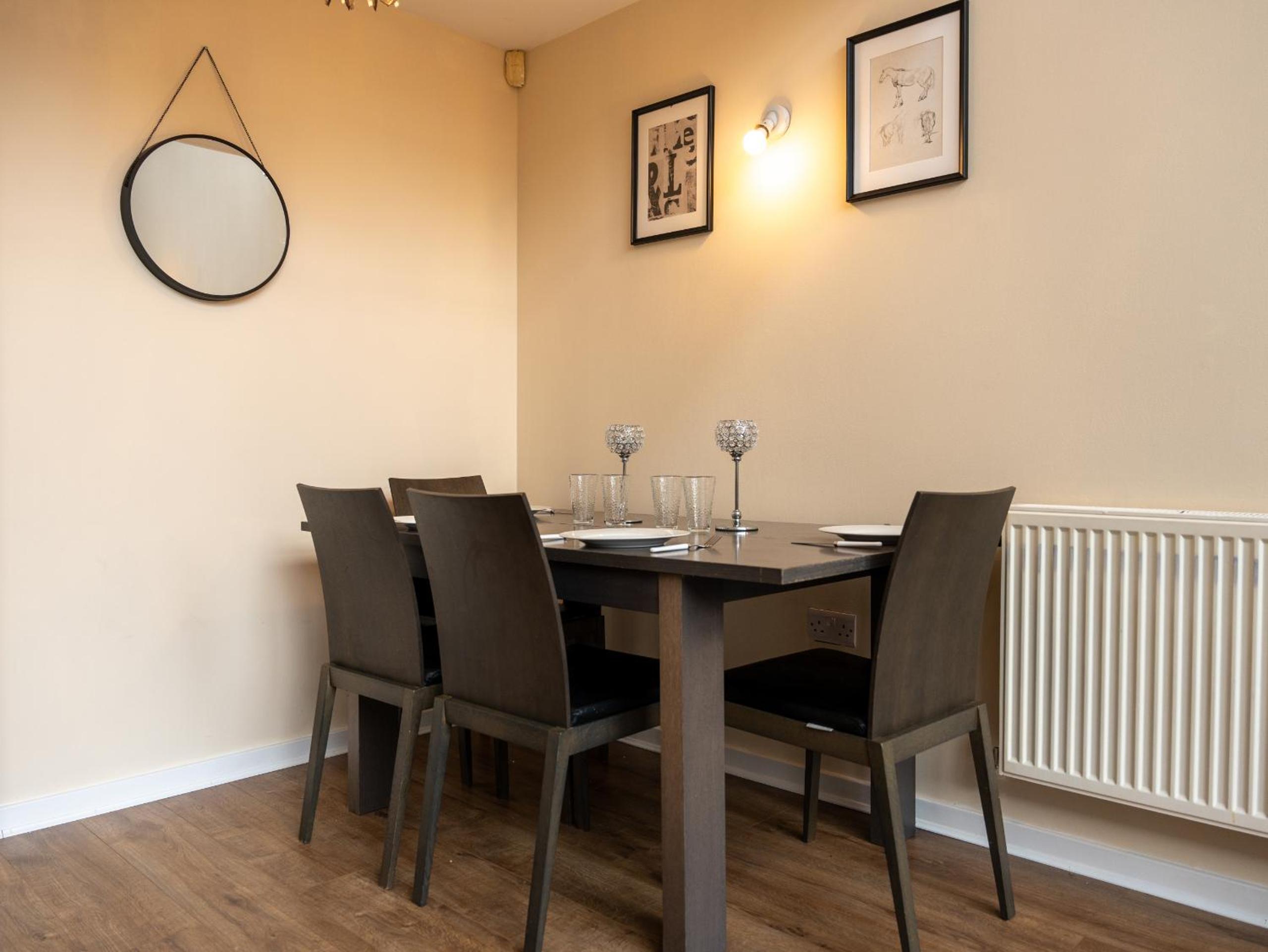 Luxury 2 Bed Apartment – Near Heathrow, Legoland, Windsor Slough view 5
