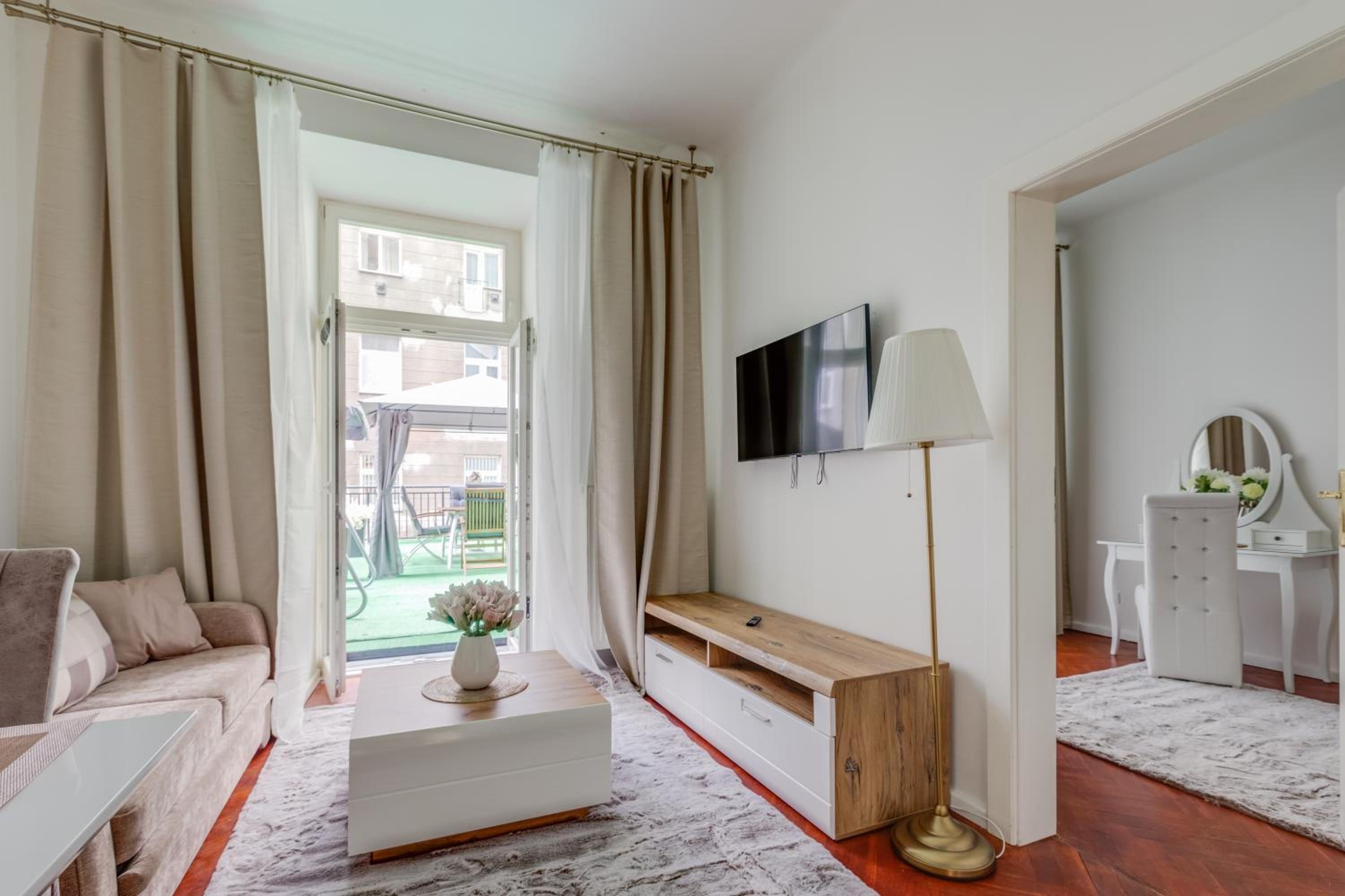 Luxury Riverside Apartments In The Center Of Prague