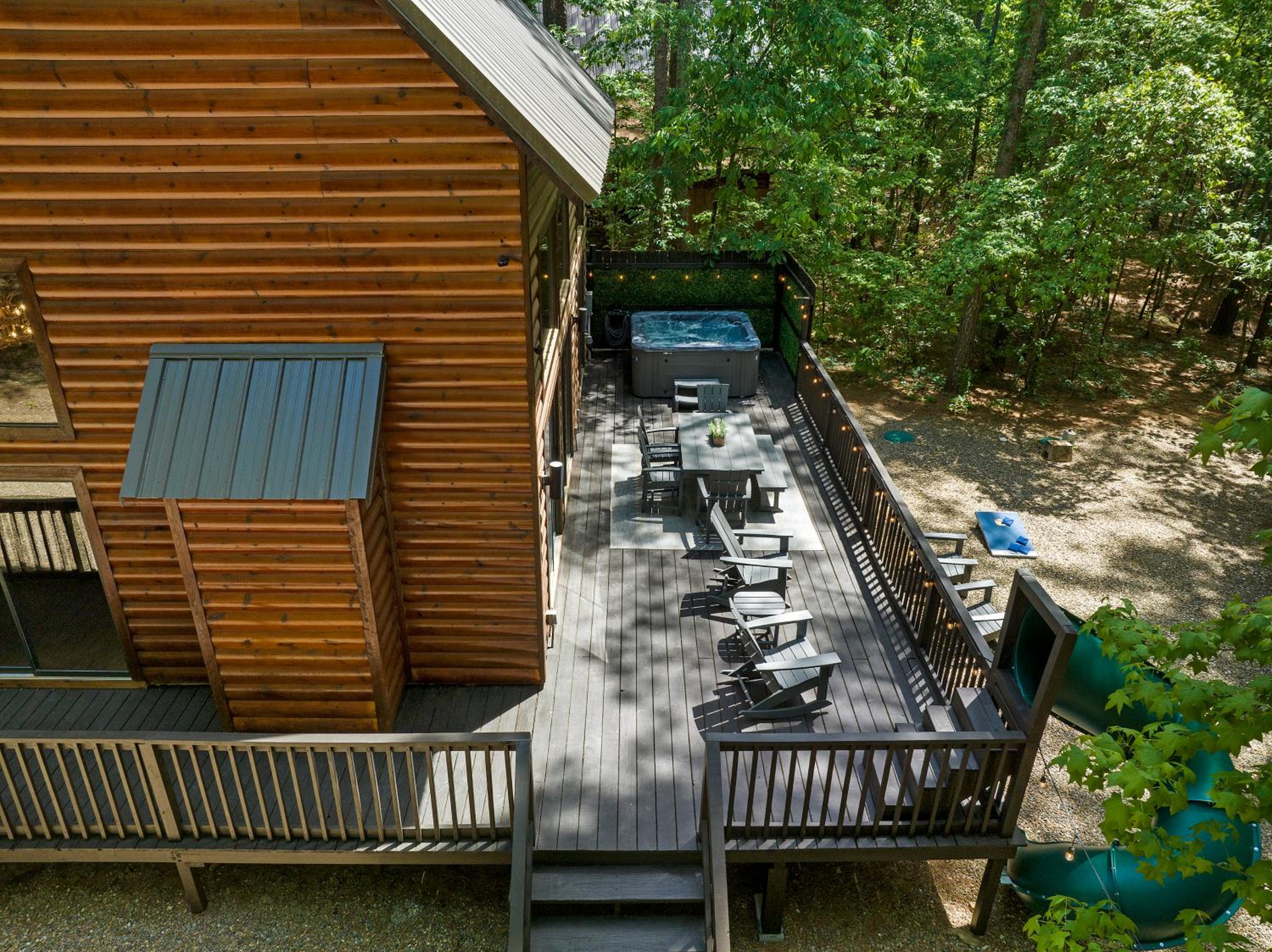 Hickory Bear - Cabin surrounded by pines, Sleeps 10, Hot Tub, Fire Pit, Arcade, Foosball Table & Deck Slide