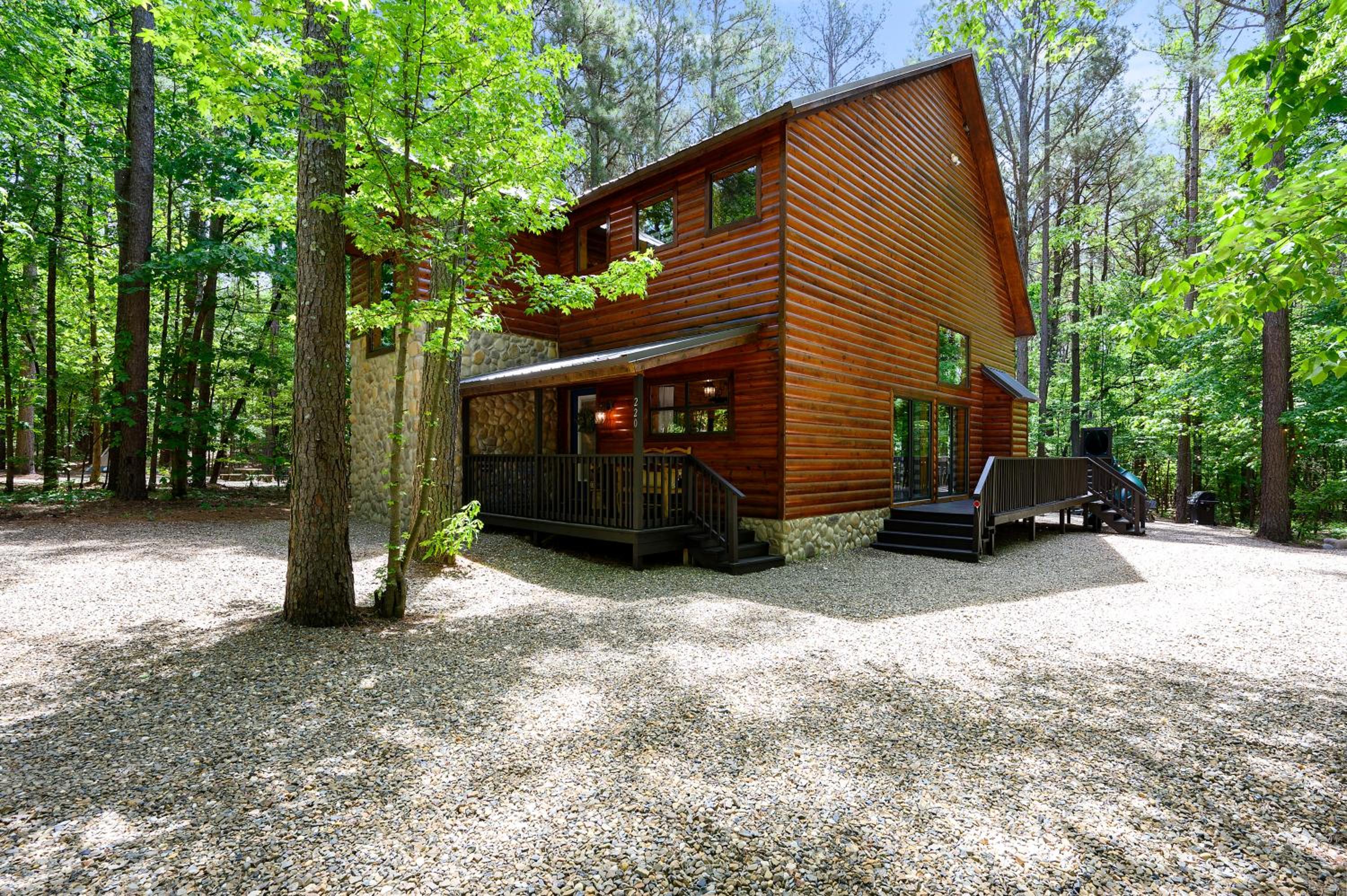 Hotel Hickory Bear - Cabin surrounded by pines, Sleeps 10, Hot Tub, Fire Pit, Arcade, Foosball Table & Deck Slide - Image 1