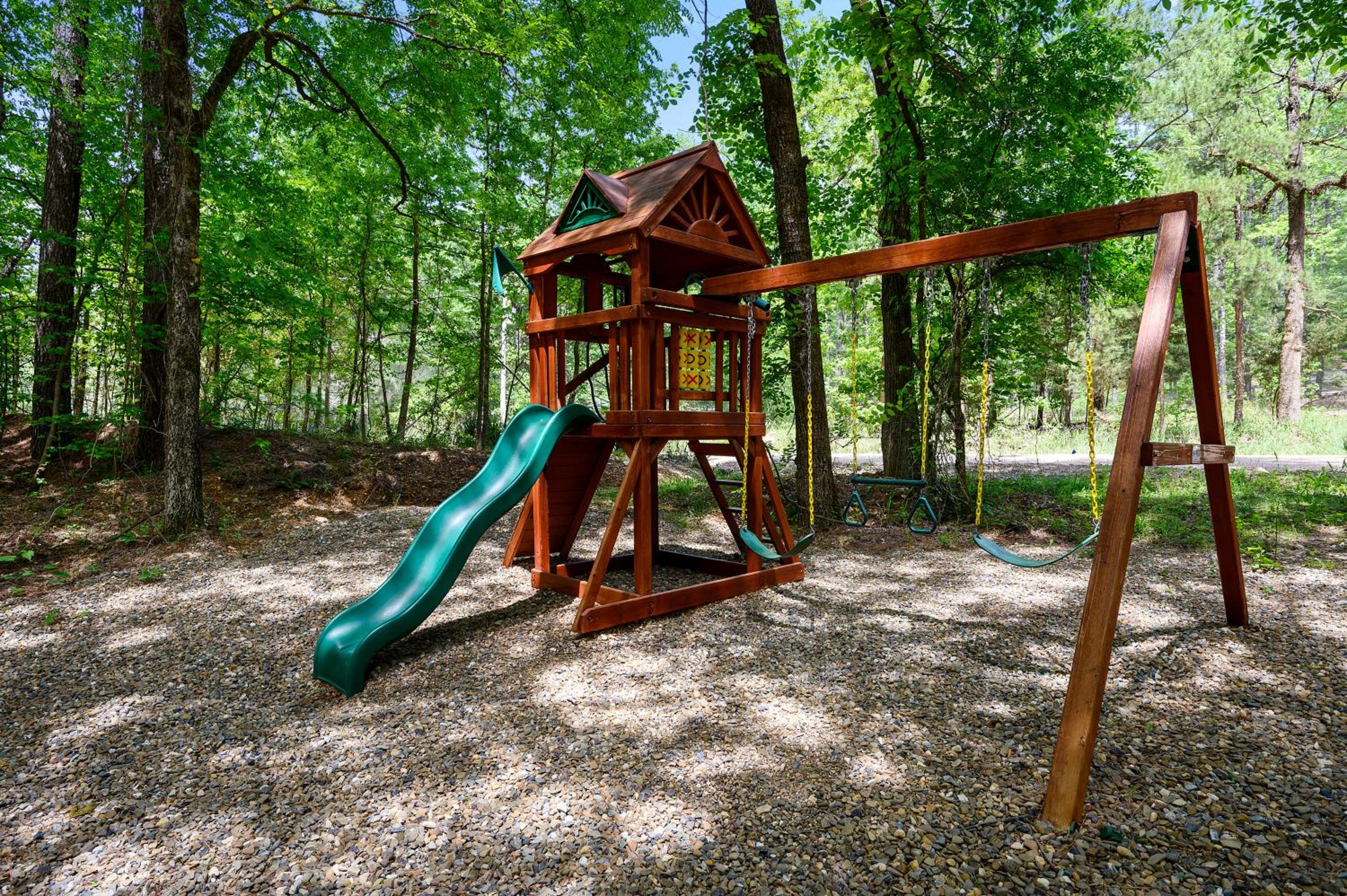 Hickory Bear - Cabin surrounded by pines, Sleeps 10, Hot Tub, Fire Pit, Arcade, Foosball Table & Deck Slide