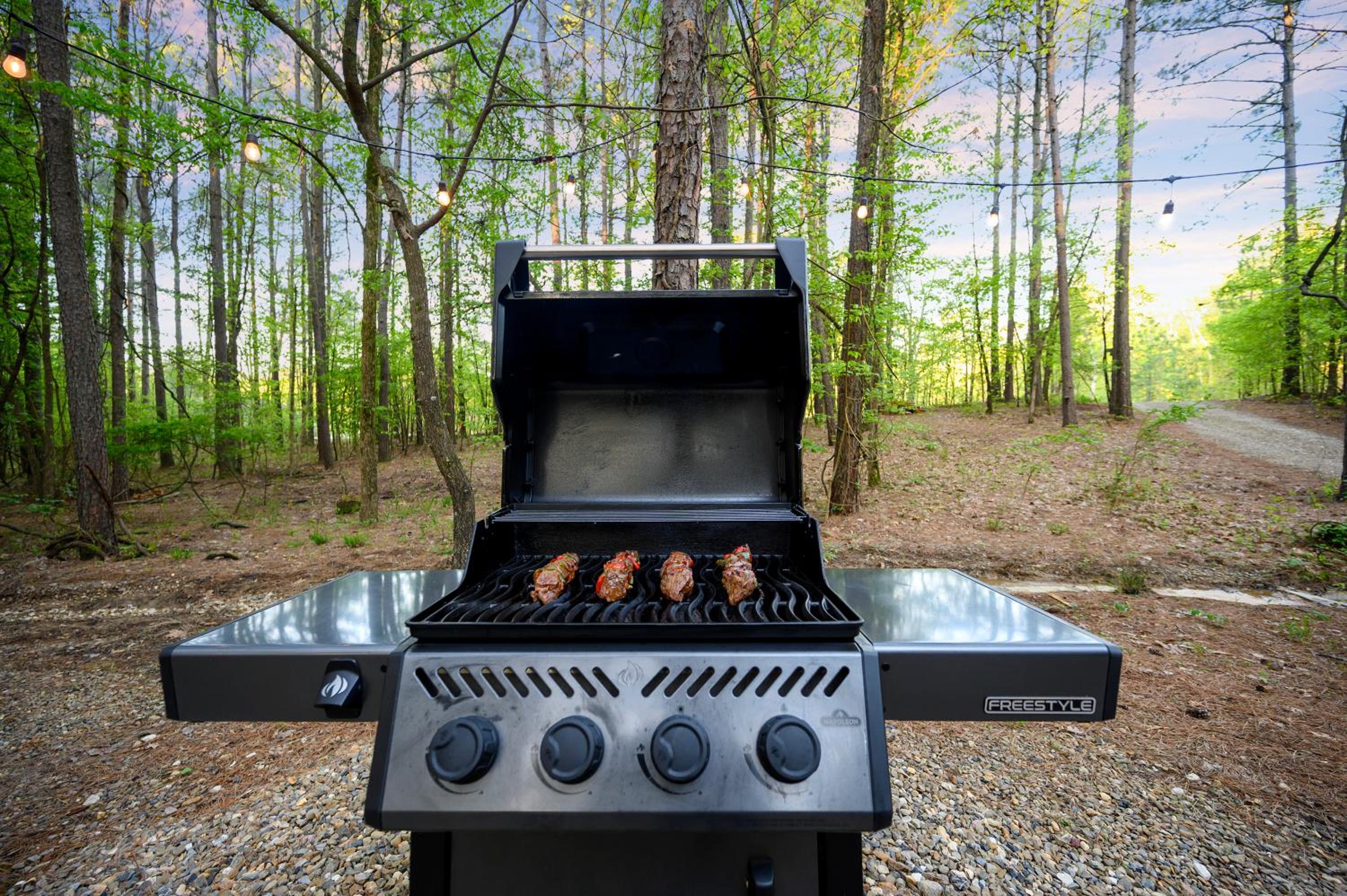 Hickory Bear - Cabin surrounded by pines, Sleeps 10, Hot Tub, Fire Pit, Arcade, Foosball Table & Deck Slide