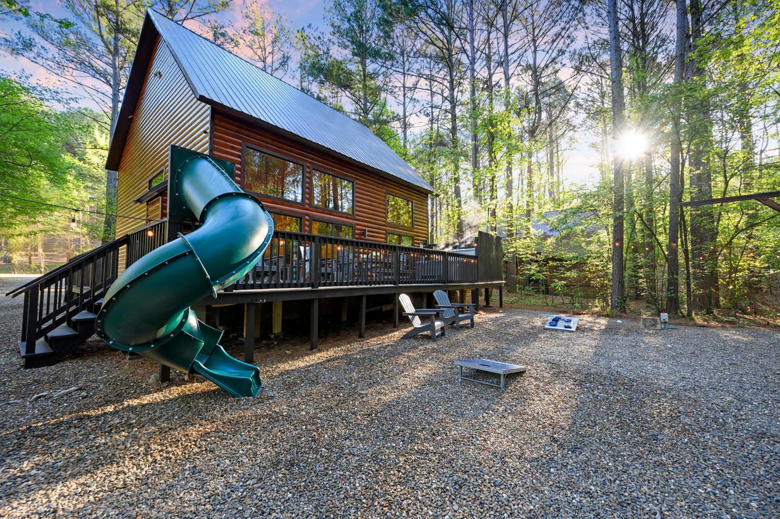 Hickory Bear - Cabin surrounded by pines, Sleeps 10, Hot Tub, Fire Pit, Arcade, Foosball Table & Deck Slide