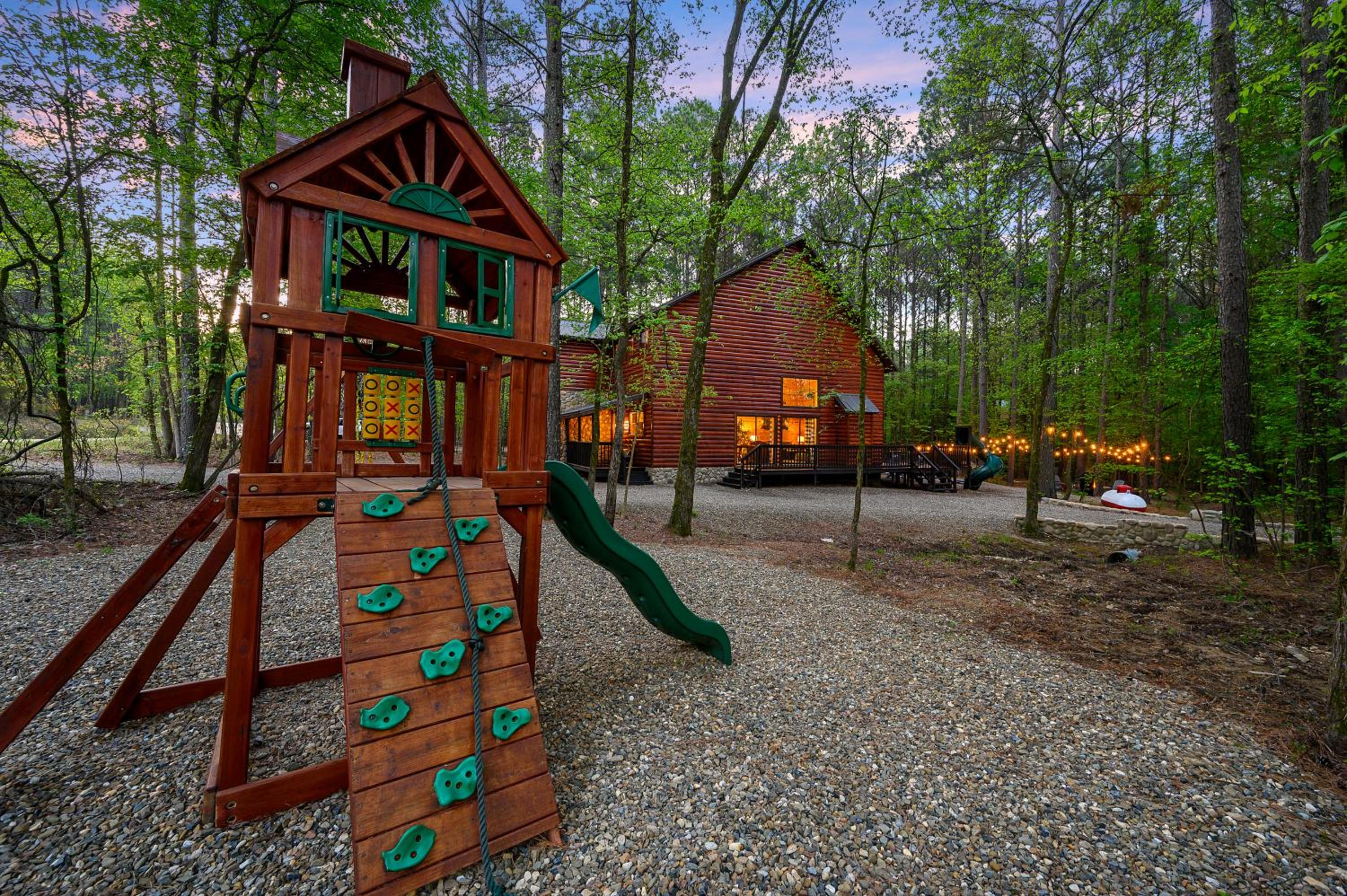 Hickory Bear - Cabin surrounded by pines, Sleeps 10, Hot Tub, Fire Pit, Arcade, Foosball Table & Deck Slide