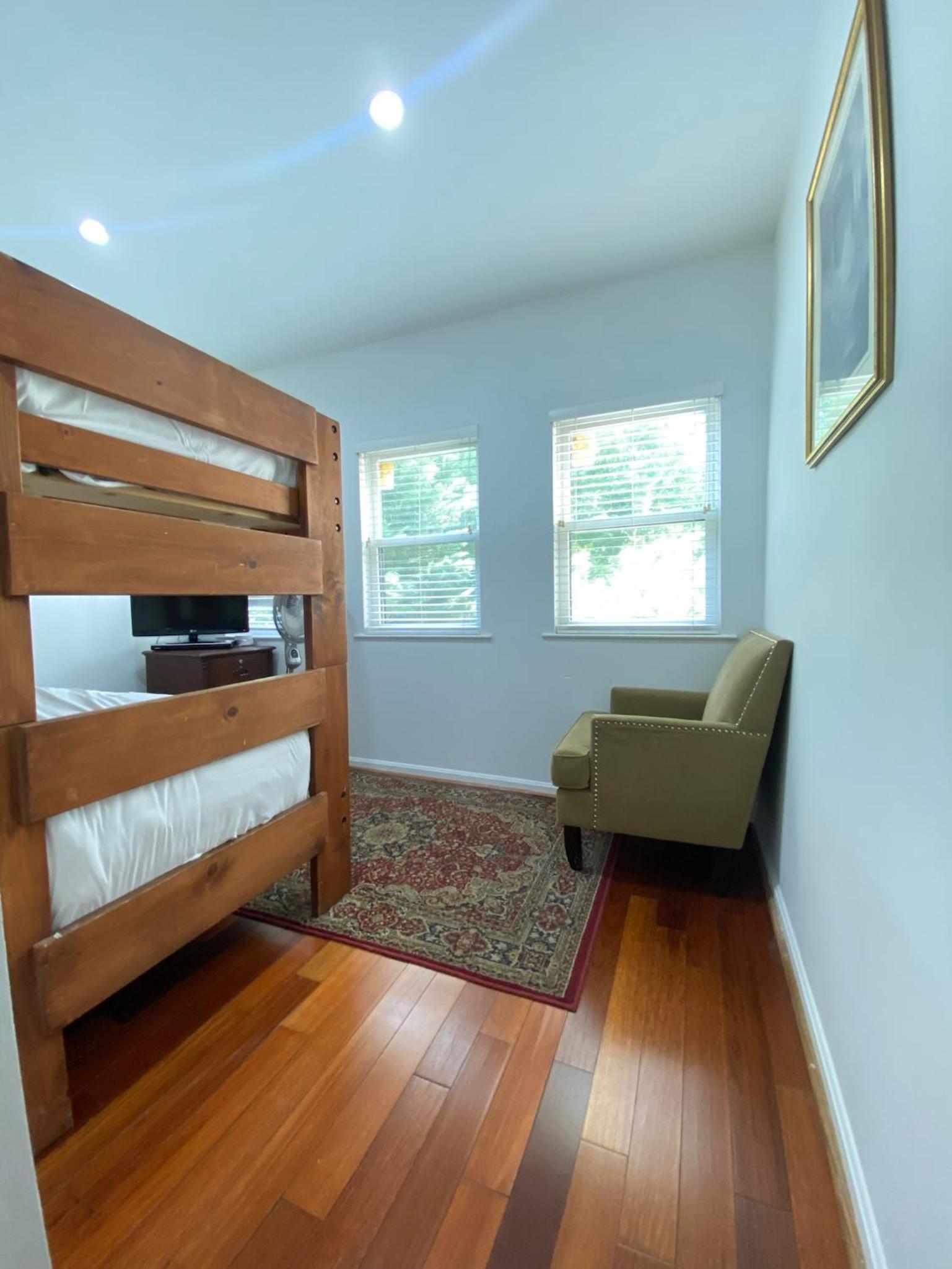Large DUPLEX Apt 2Bdrm 1Den-Metro, photo 23