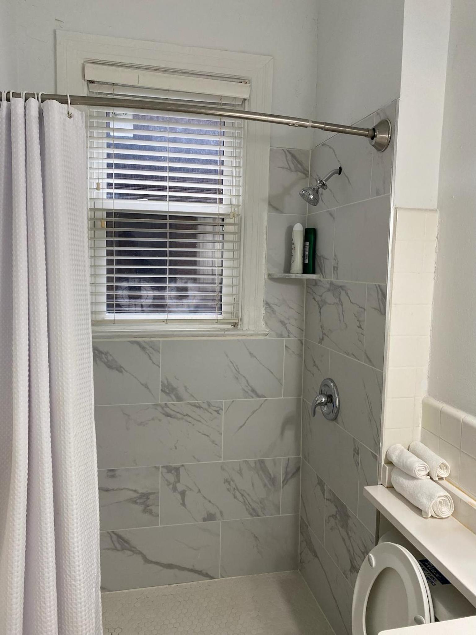 Large DUPLEX Apt 2Bdrm 1Den-Metro, photo 6