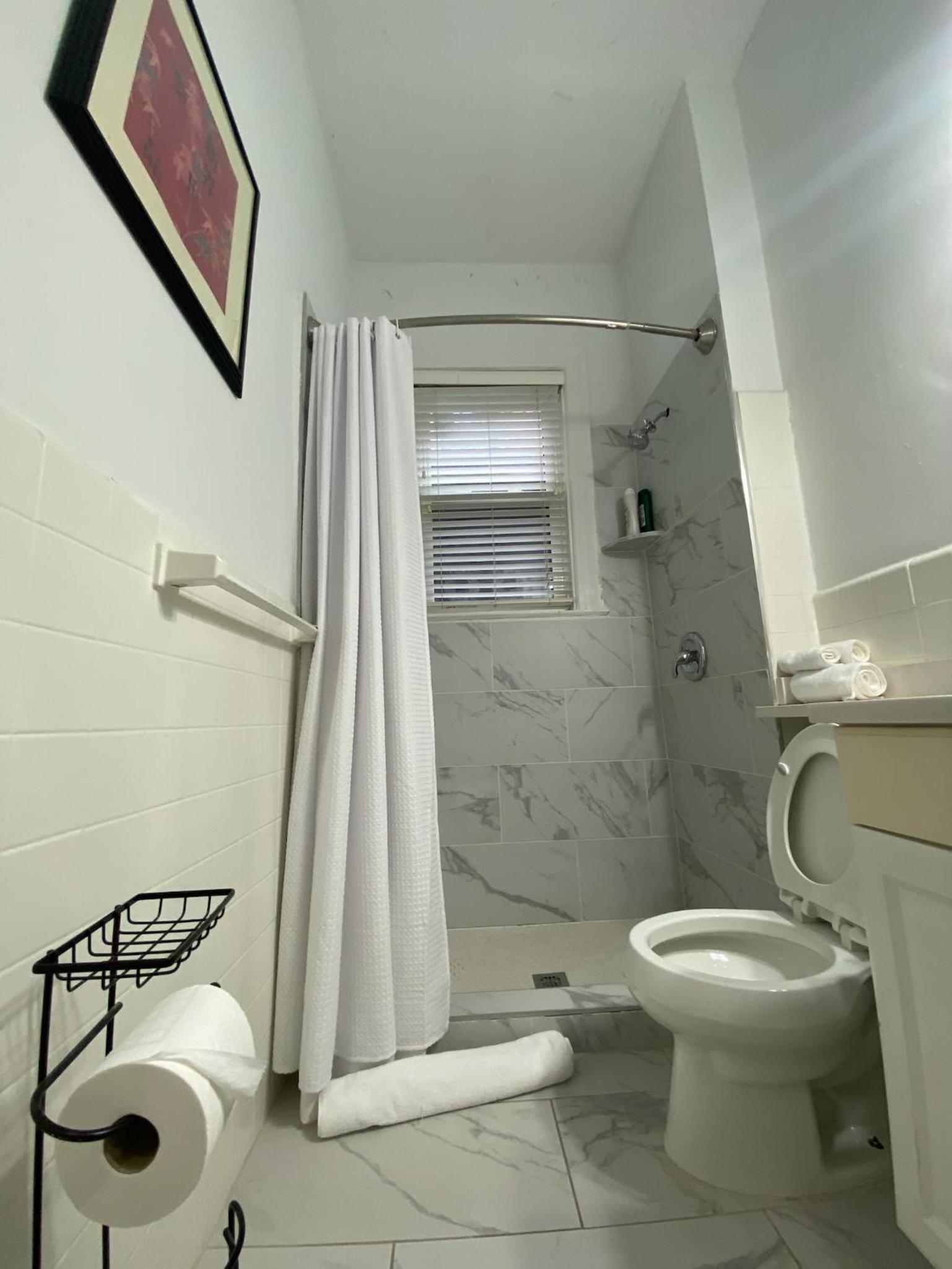Large DUPLEX Apt 2Bdrm 1Den-Metro, photo 47