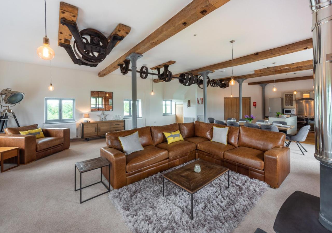 4 Bed in White Horse Common oc-1945