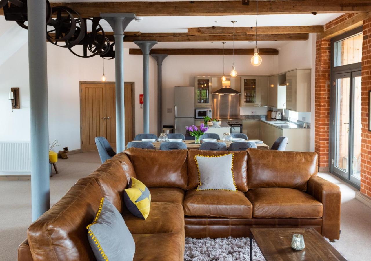 4 Bed in White Horse Common oc-1945