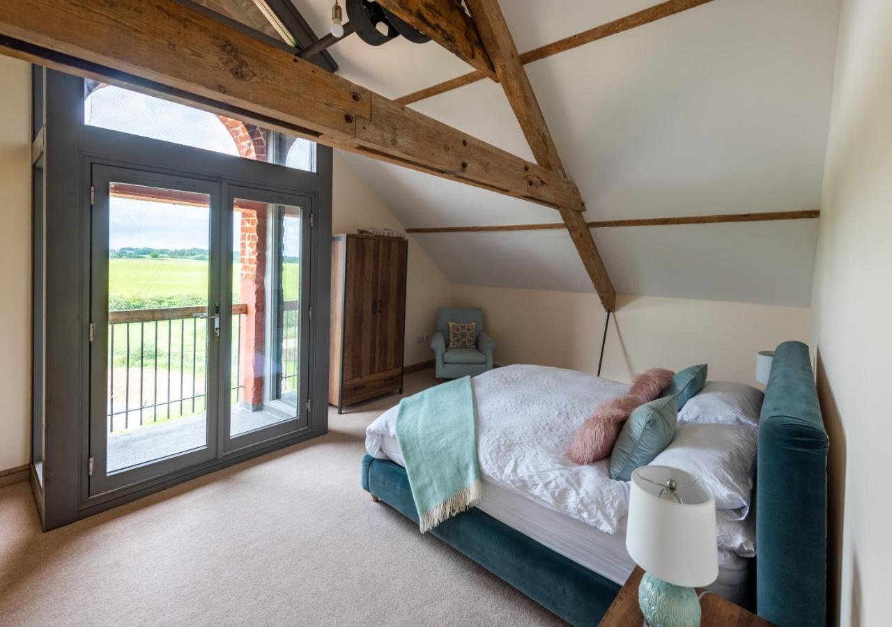 4 Bed in White Horse Common oc-1945