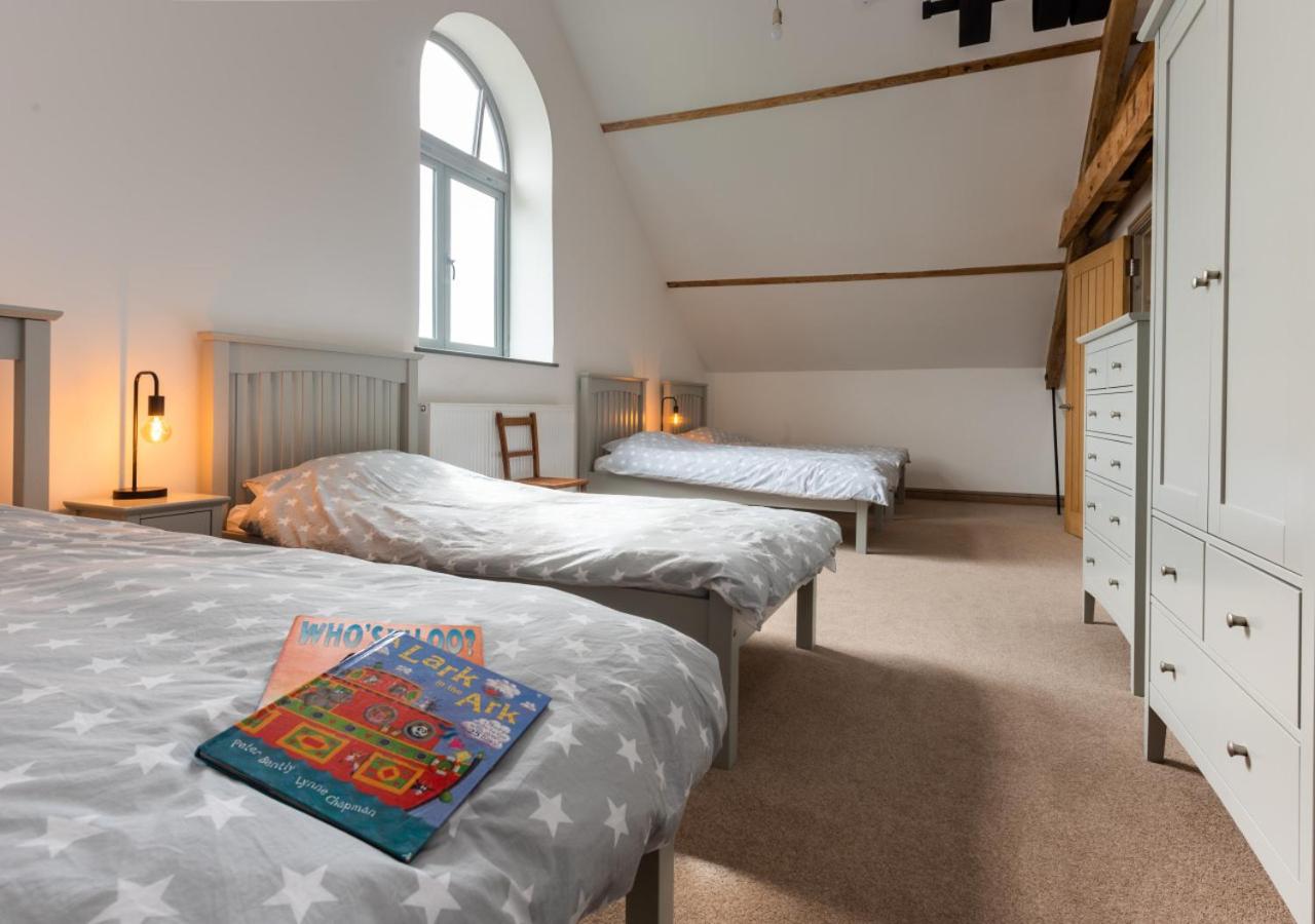 4 Bed in White Horse Common oc-1945