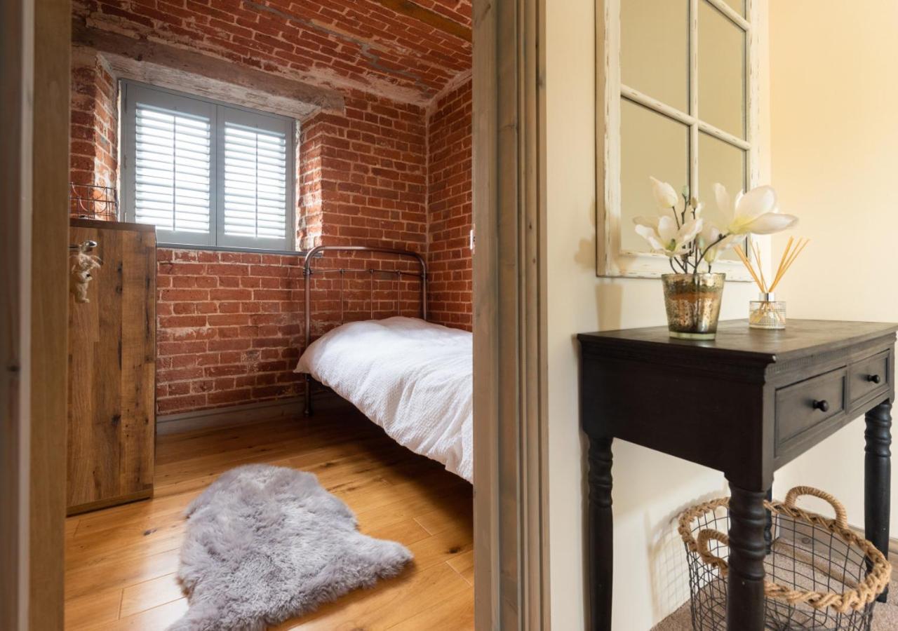 4 Bed in White Horse Common oc-1945