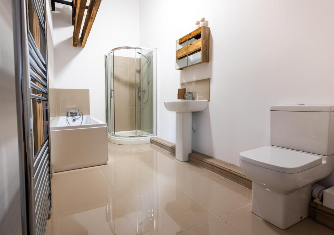 4 Bed in White Horse Common oc-1945