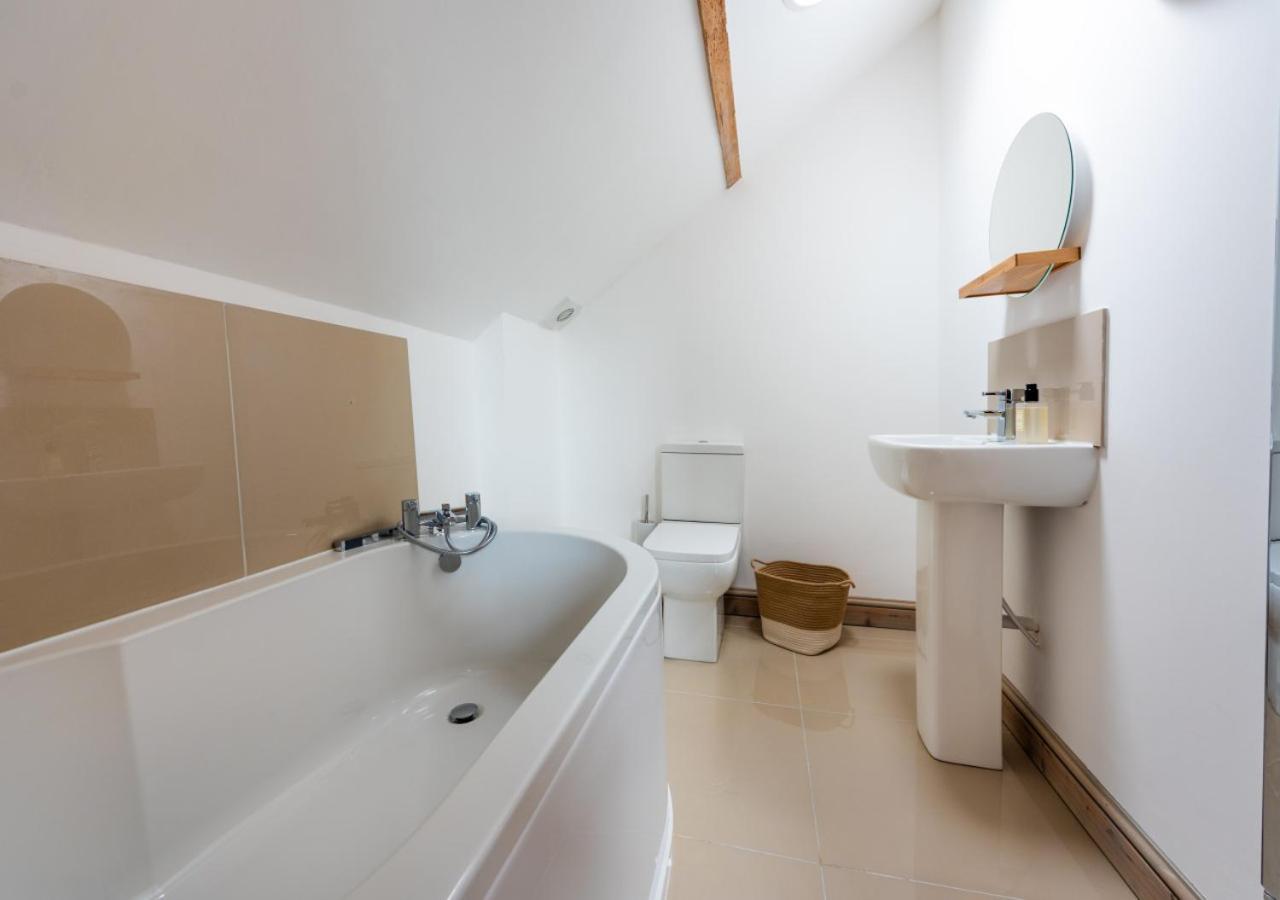 4 Bed in White Horse Common oc-1945