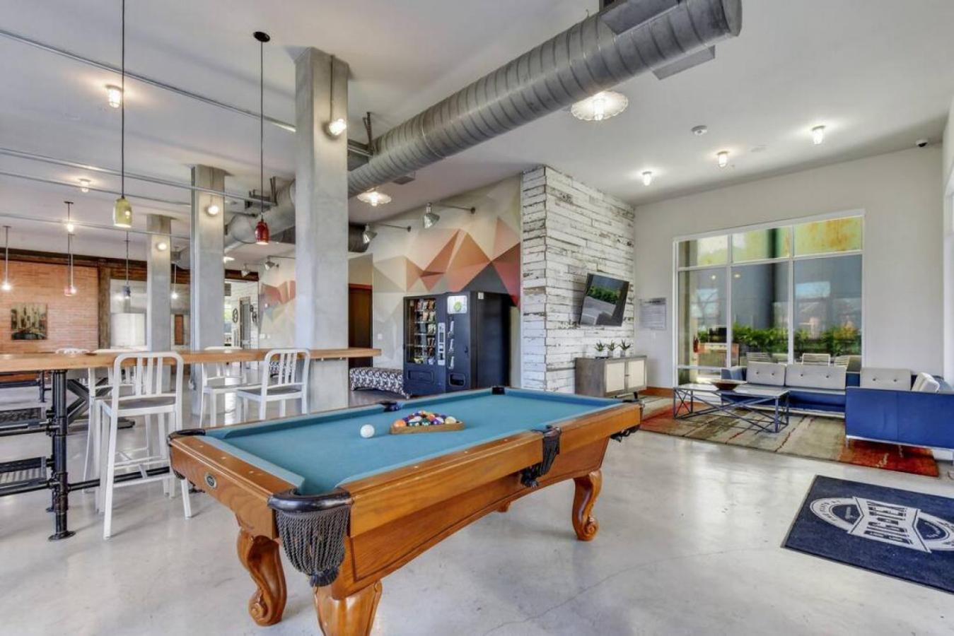 Attractive Cozy Studio Near Downtown Pool Gym view 4