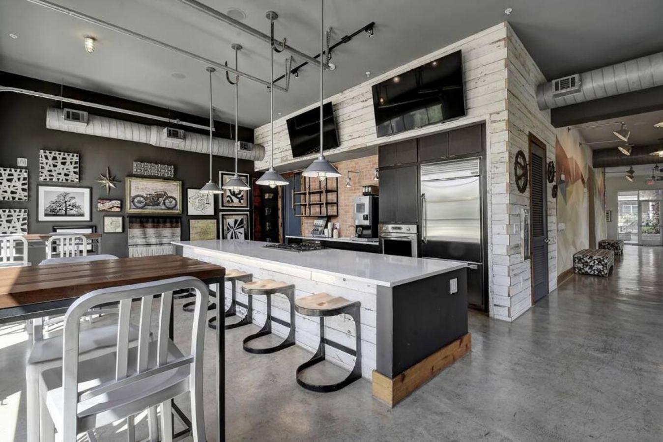 Attractive Cozy Studio Near Downtown Pool Gym view 5
