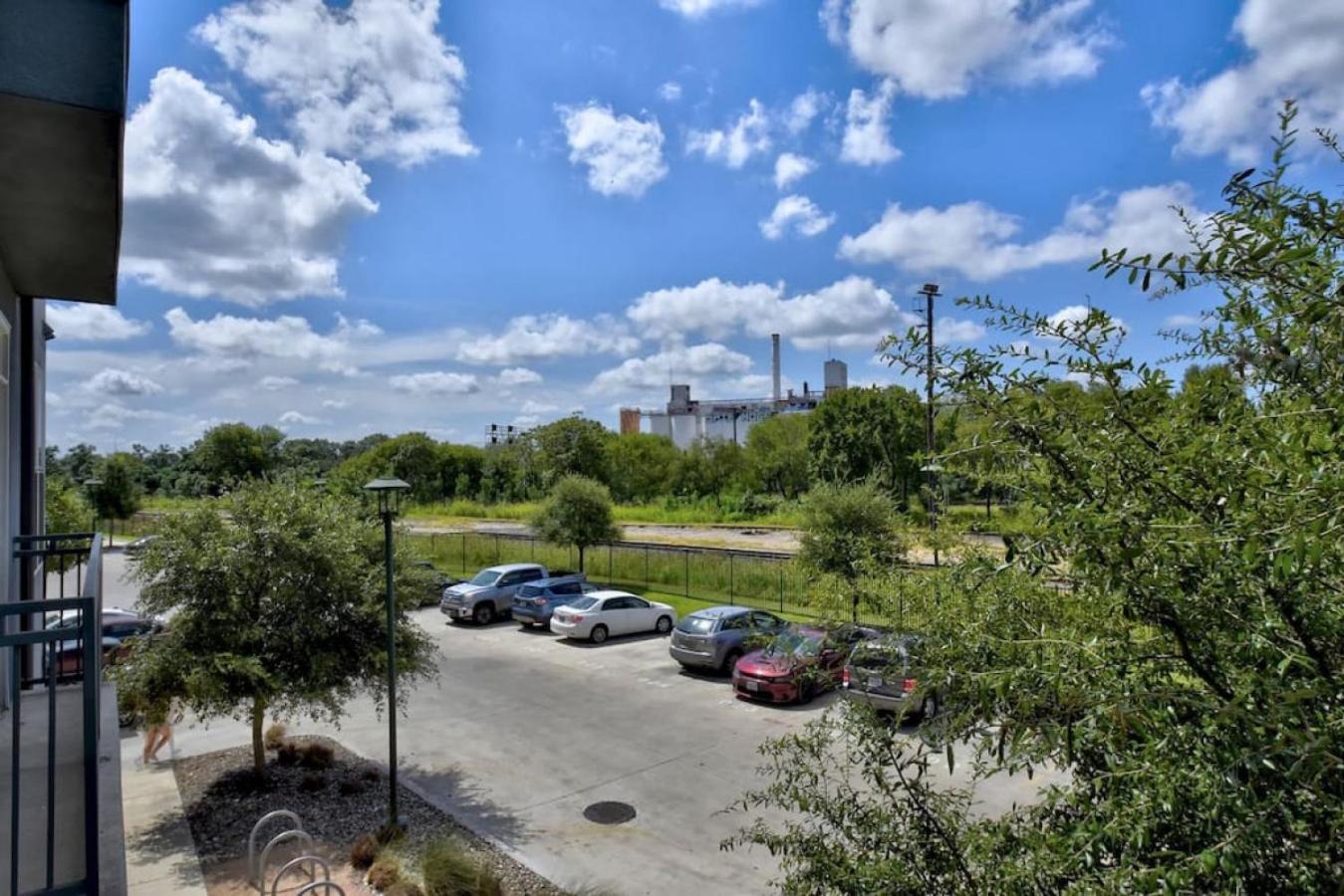 Charming Apartment in Southtown Wifi Pool Gym view 4
