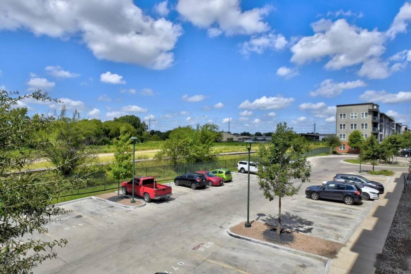 Charming Apartment in Southtown Wifi Pool Gym view 5