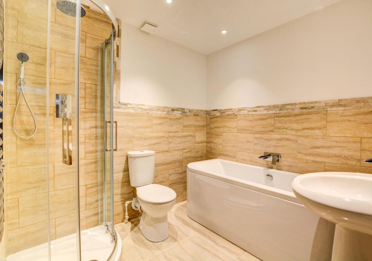 5 Bed in Briston oc-1875