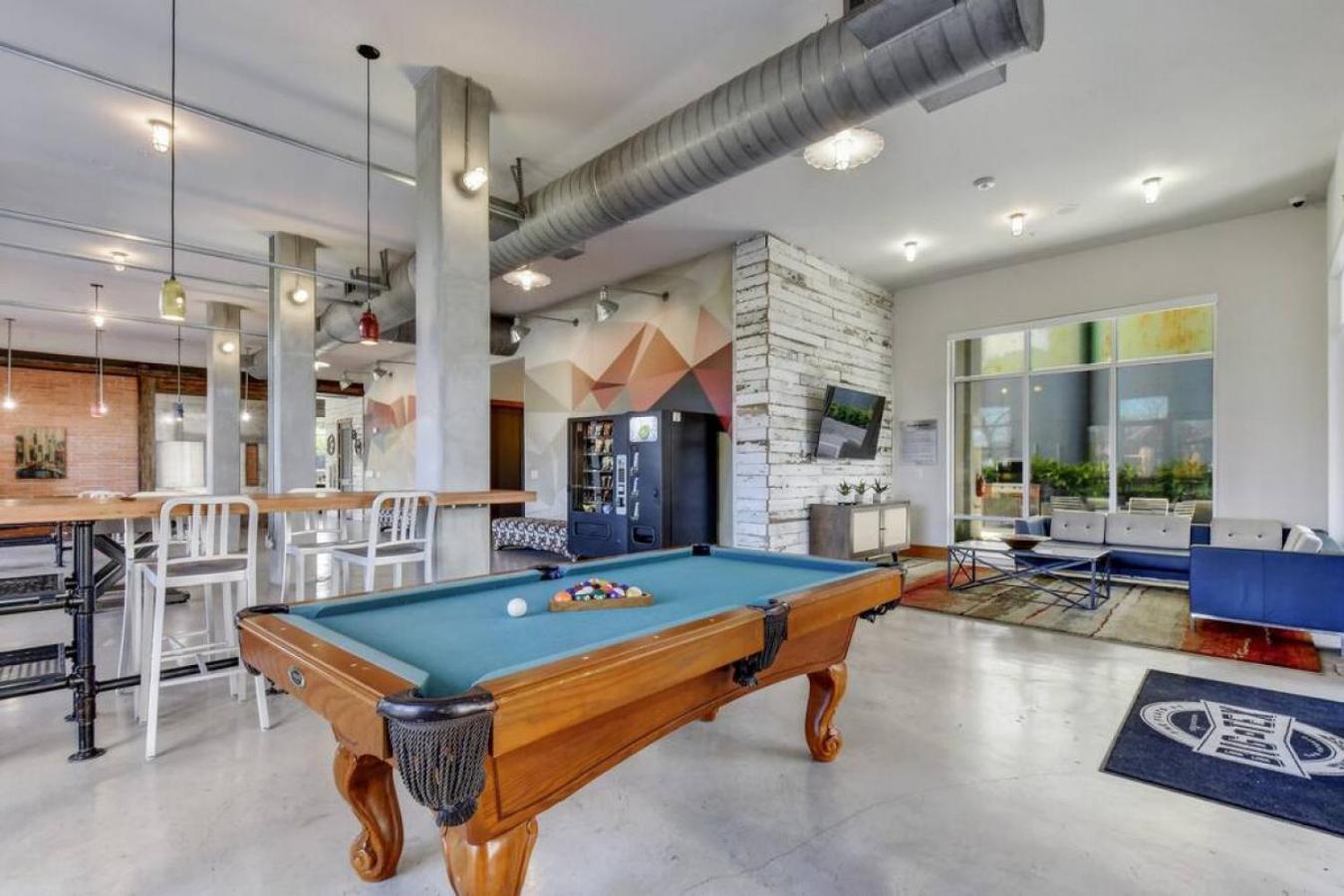 2BR Southtown, Pool, Parking, 200Mbps, Netflix, Gym view 3
