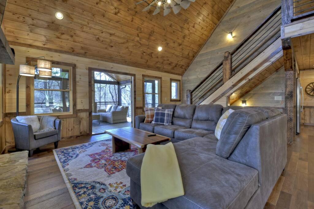 Rosewood Retreat - Hot Tub Fire Pit Pool Table view 4