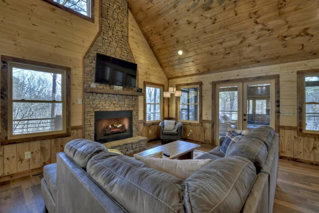 Rosewood Retreat - Hot Tub Fire Pit Pool Table view 3