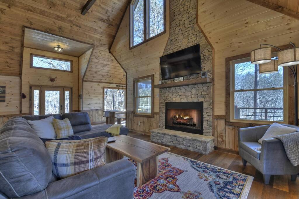 Rosewood Retreat - Hot Tub Fire Pit Pool Table view 5
