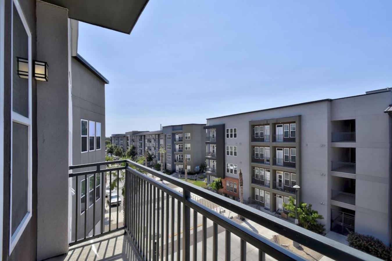 Beautiful Studio Apartment Near Southtown with Pool and Gym view 3