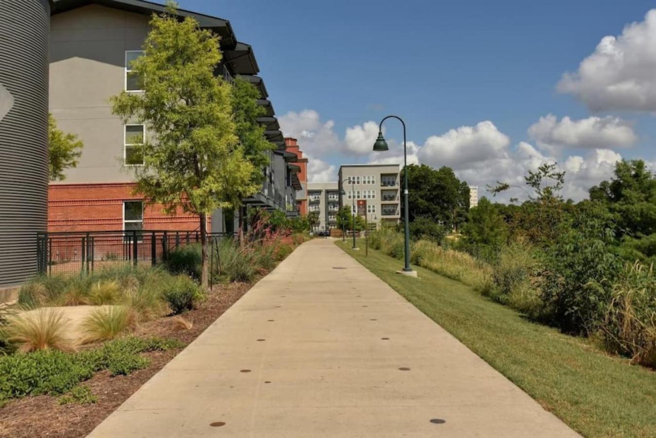 Beautiful Studio Apartment Near Southtown with Pool and Gym view 5