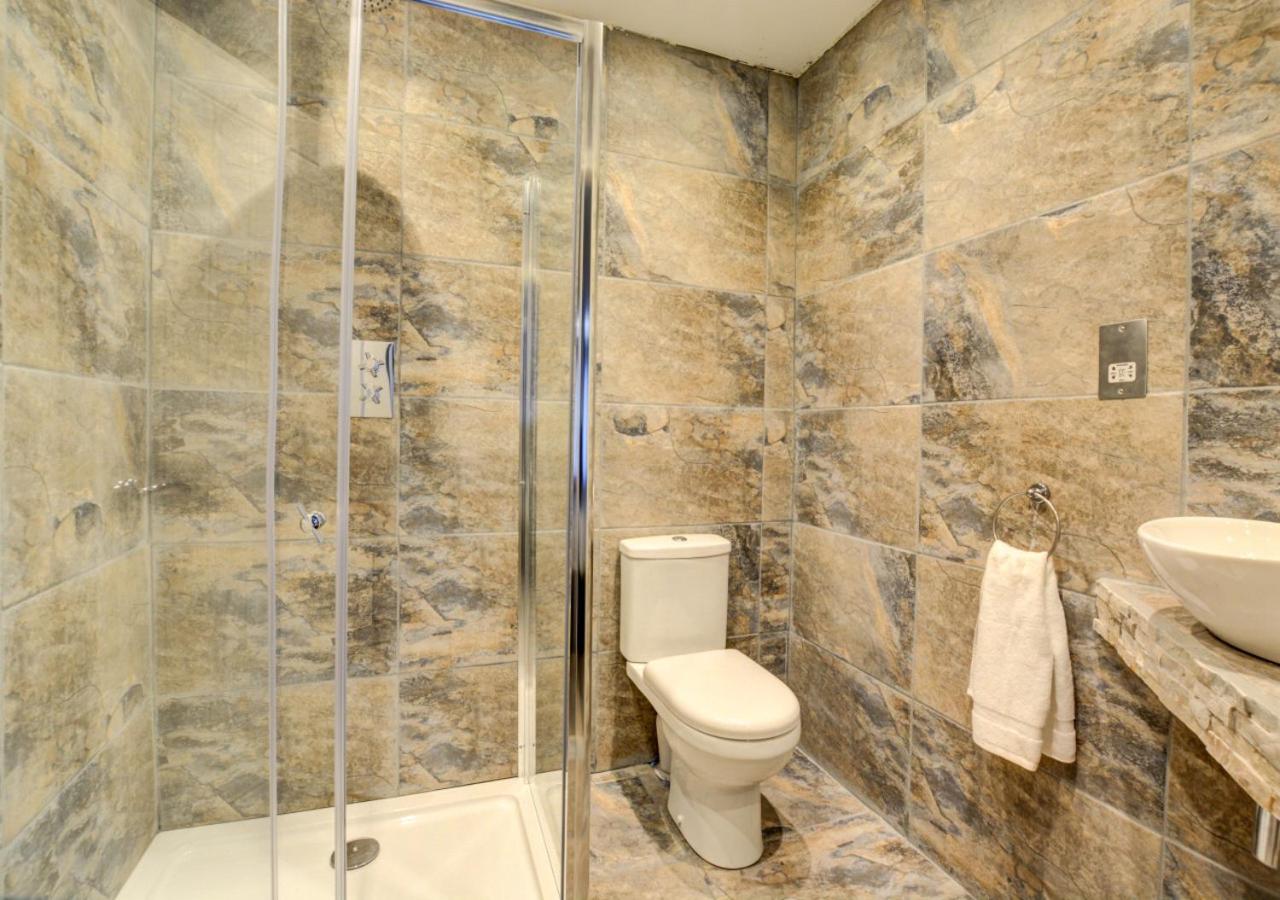 5 Bed in Briston oc-2005