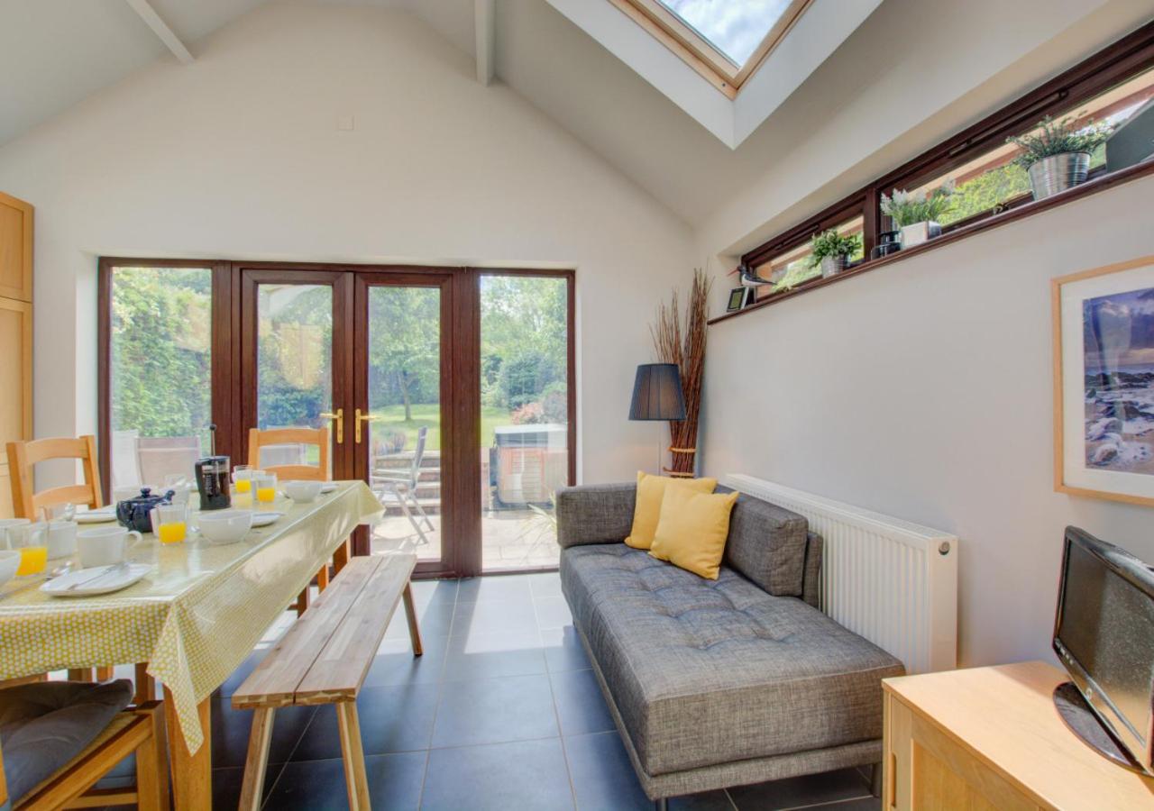 3 Bed in Salthouse oc-2002