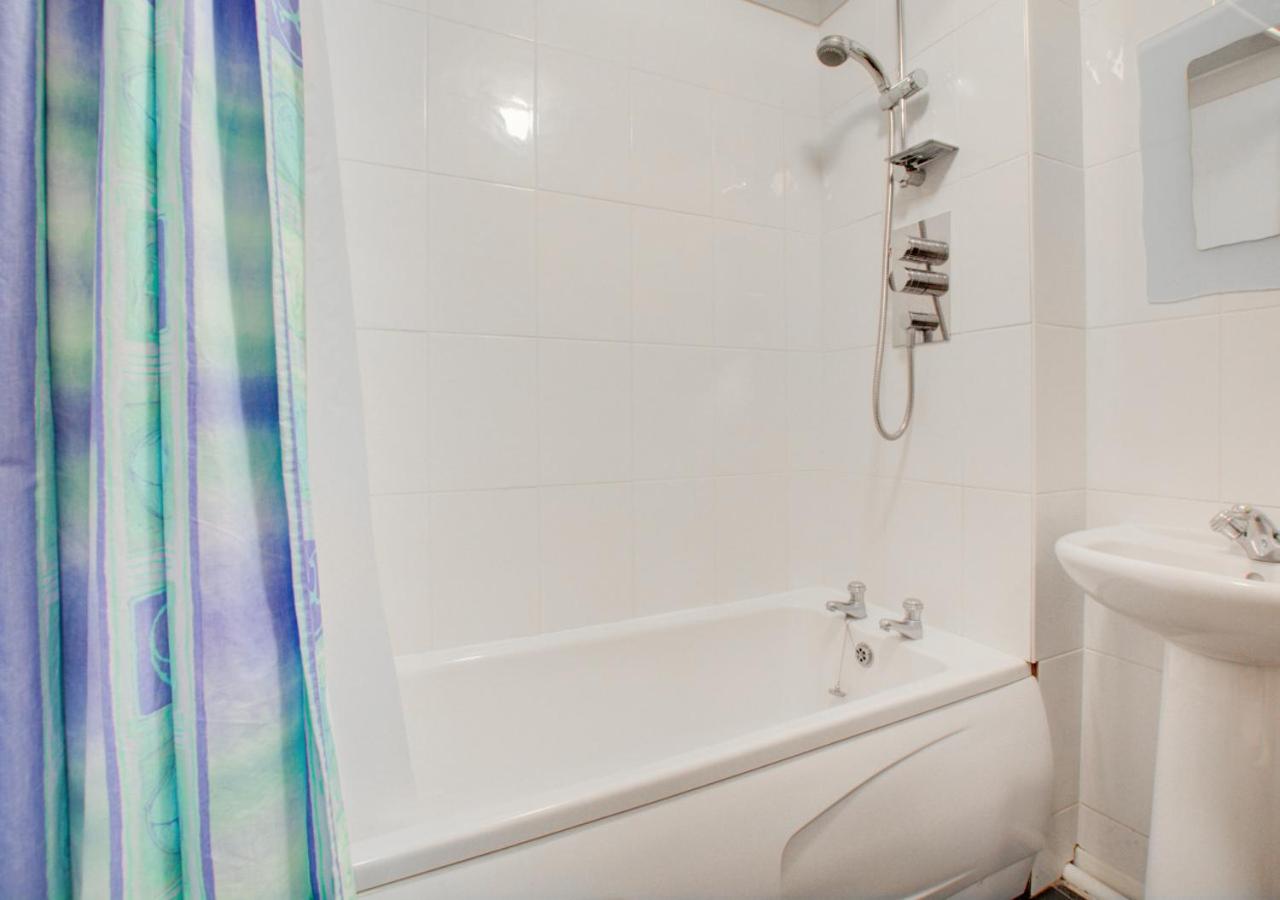 3 Bed in Salthouse oc-2002