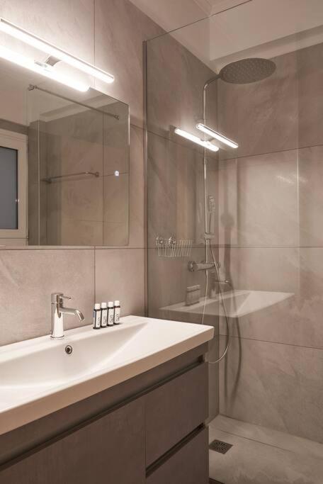 Fix 2bd apartment with Parthenon view