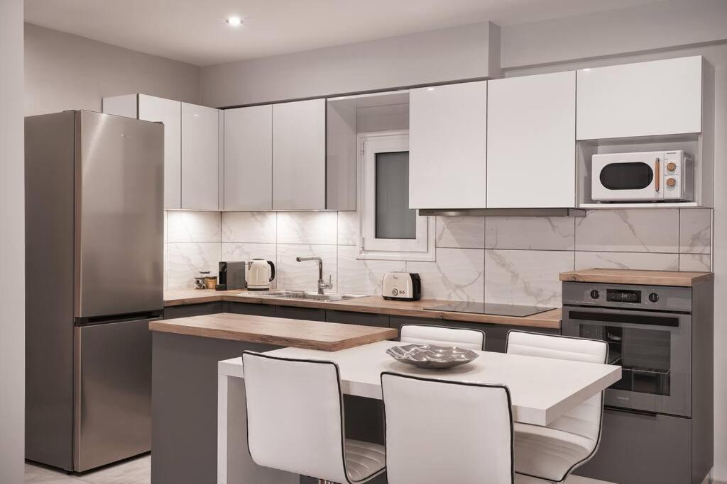 Fix 2bd apartment with Parthenon view