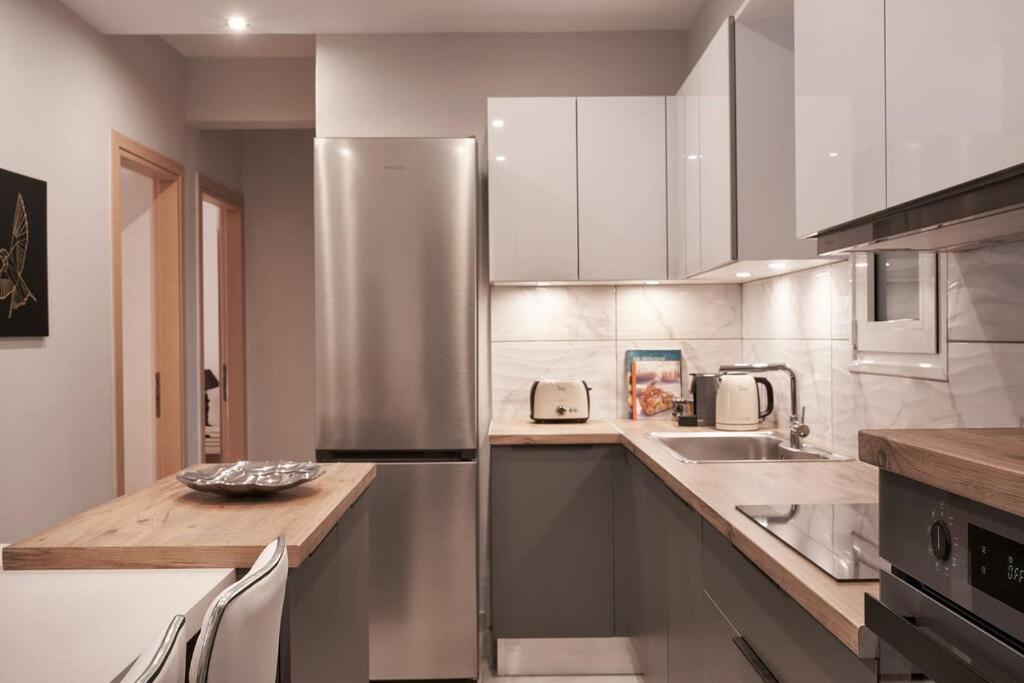 Fix 2bd apartment with Parthenon view